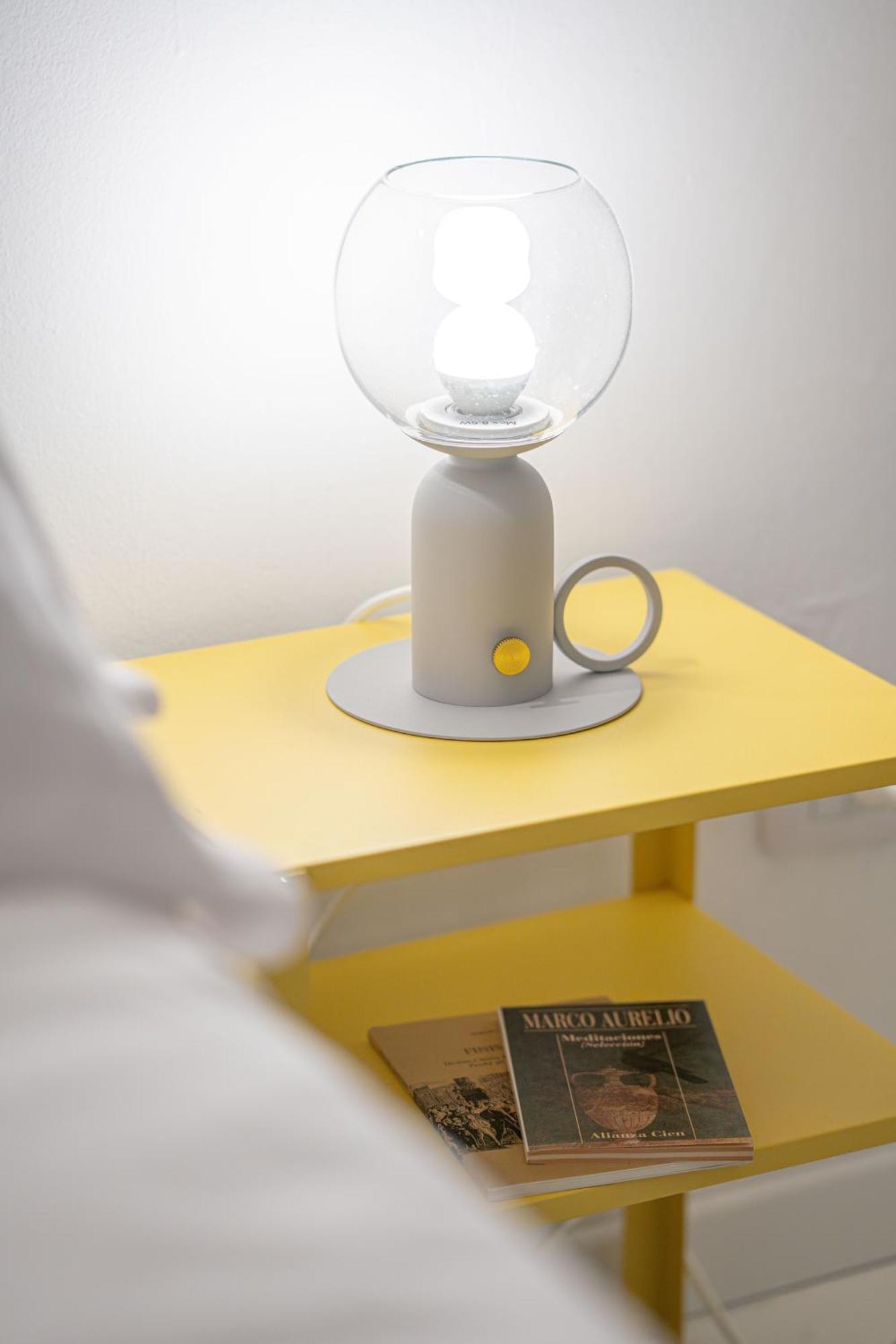 Metro Yellow Apartment *